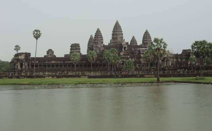 Budistas e hinduístas, templos de Angkor tudo junto e misturado